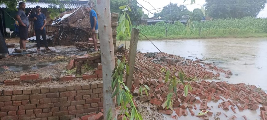 लगातार बारिश के चलते दौजी राम पुत्र गजाधर की मकान की दीवार गिर पड़ी, बाल बाल बच्चे पशु ।