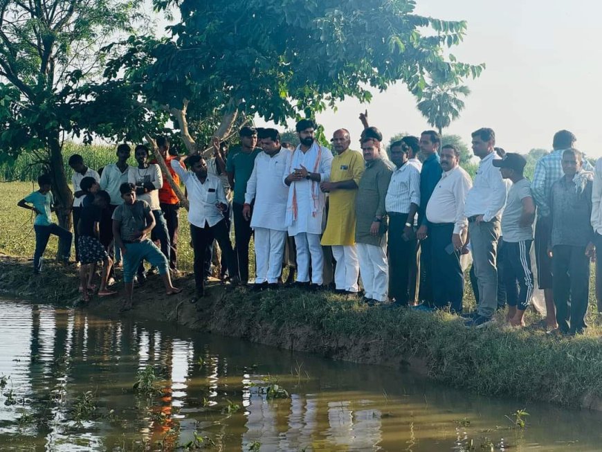 उटंगन नदी में बाढ़ से प्रभावित गांव में जायजा लेने पहुंचे सांसद पुत्र एवं प्रतिनिधि