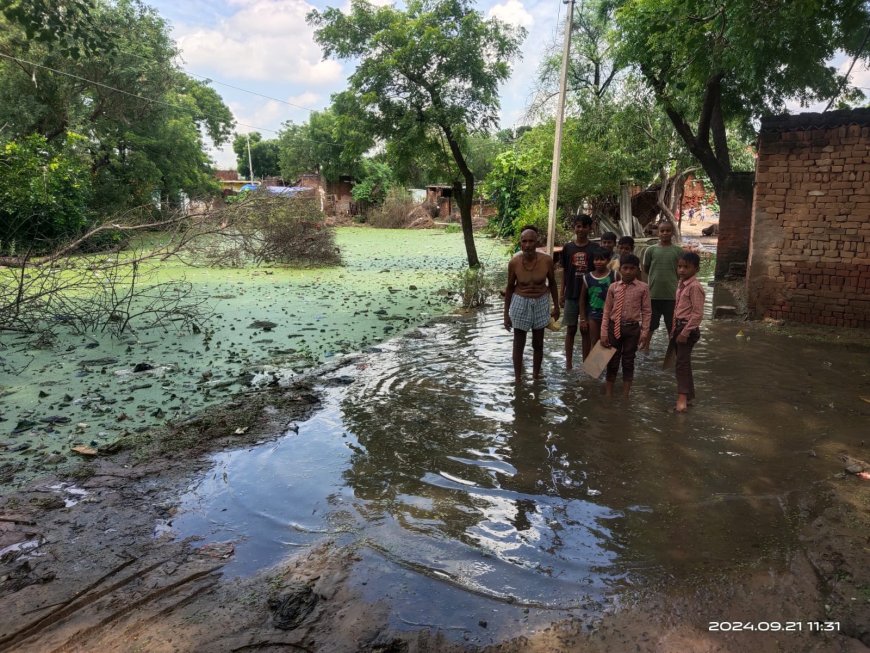 तालाब का पानी घरों में घुसा ग्रामीण परेशान,निकासी की मांग